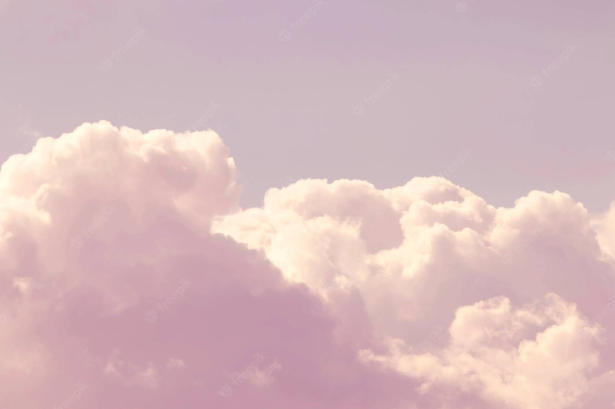短胖美學雲朵桌面 壁紙 — 柔軟如棉的雲朵在寧靜的暮色天空中散發著粉彩粉紅和薰衣草色的光芒。