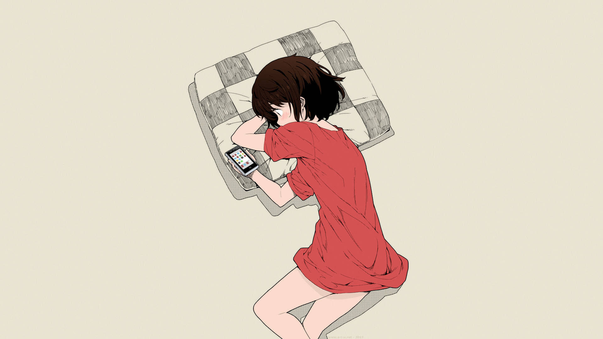 短髮女子的美學動漫頭像 壁紙 — 一個穿著紅色連衣裙的小女孩靠在格子枕頭上，全神貫注地玩手機。
