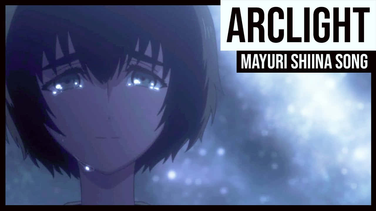 Mayuri Shiina 桌布 壁紙 — 短黑髮、眼睛發光的動漫女孩，在夢幻的藍色閃亮背景下溫柔地凝視。