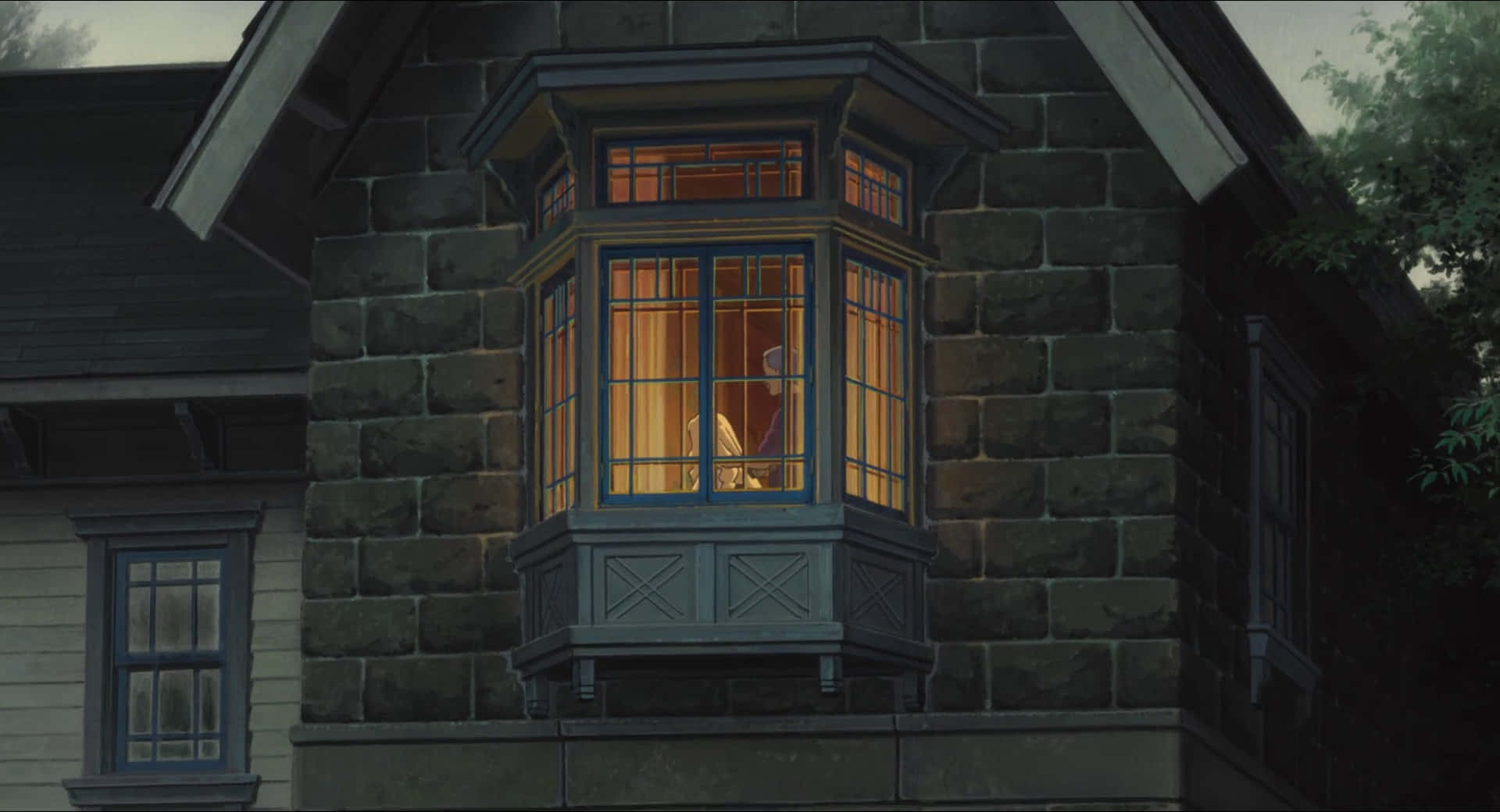 when marnie was there 桌布 壁紙 — 石屋中溫暖照亮的凸窗，在暮色蒼茫的天空下散發著誘人的光芒。