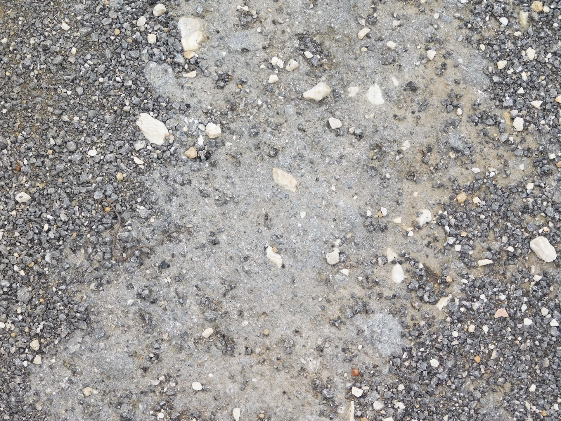 風化瀝青路面散落礫石