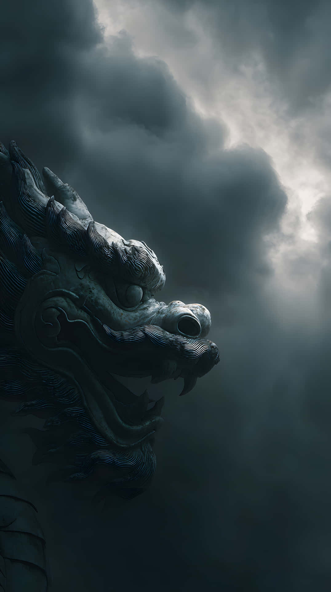 石龍頭雕刻有詳細的鱗片和兇猛的眼睛，背景是暴風雲。