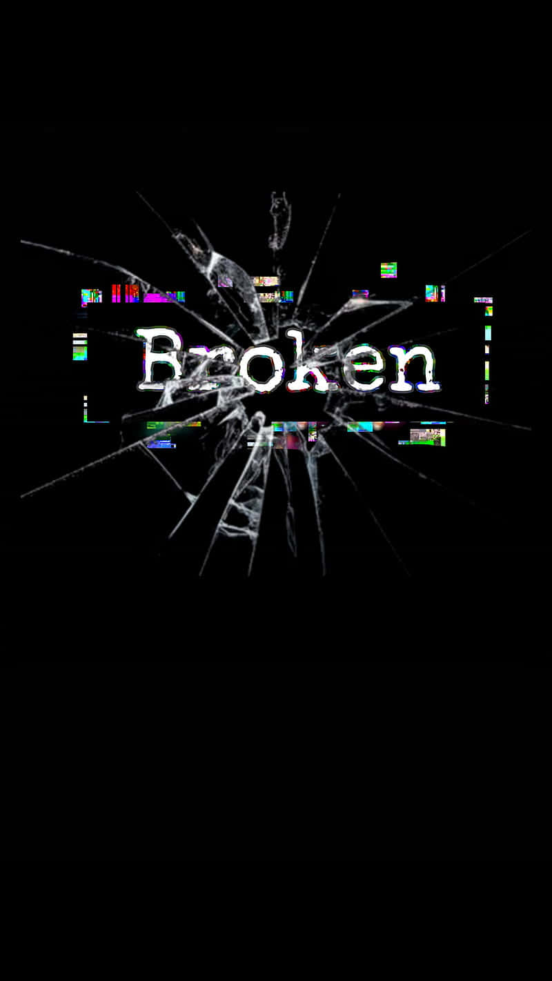 破碎 - 高畫質壁紙 壁紙 — 「Broken」一詞透過碎裂玻璃效果，在黑色背景上帶有數位故障偽影發光。