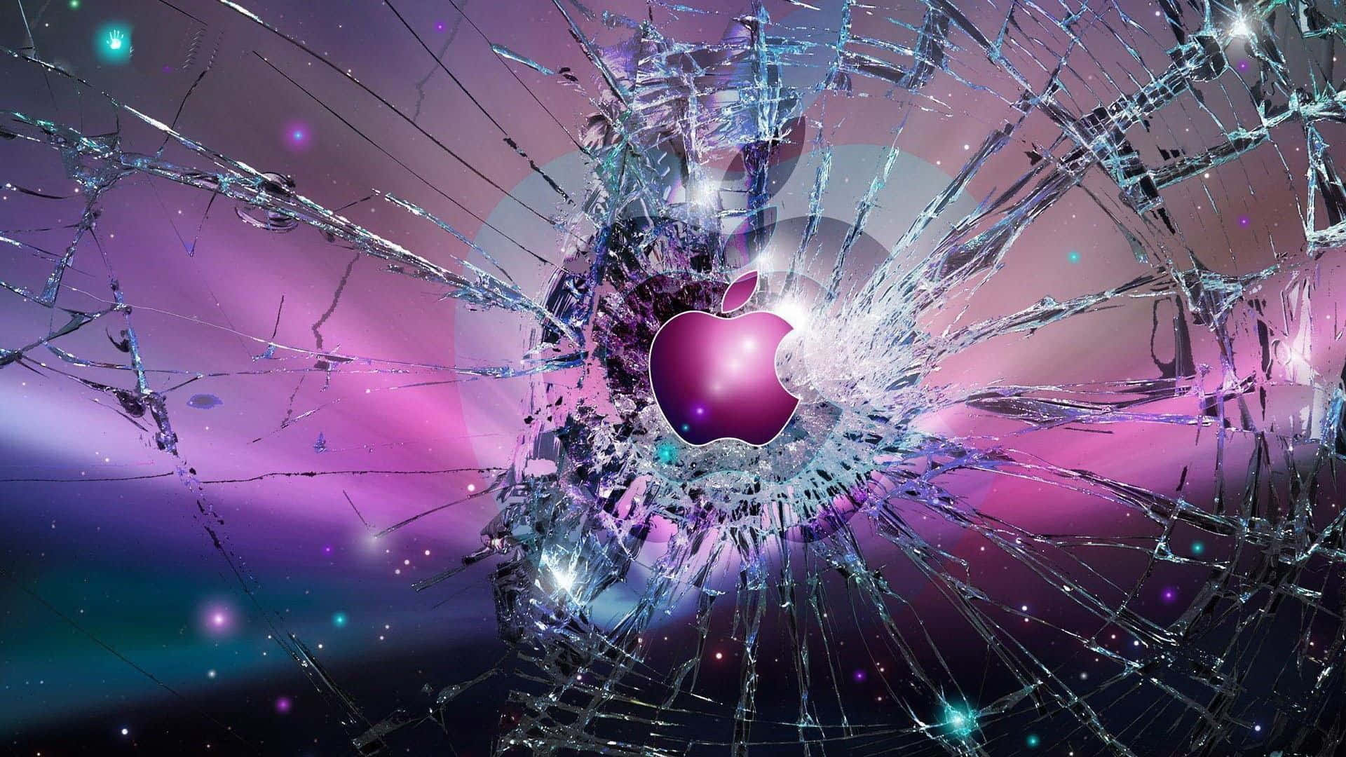 破碎之美：裂紋玻璃的特寫 壁紙 — 碎裂玻璃效果在宇宙紫色和青綠色的星空中顯現出一個發光的蘋果標誌。
