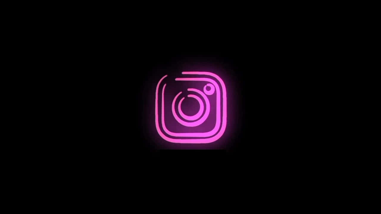 粉紅色霓虹燈Instagram標誌在黑色背景上發光。