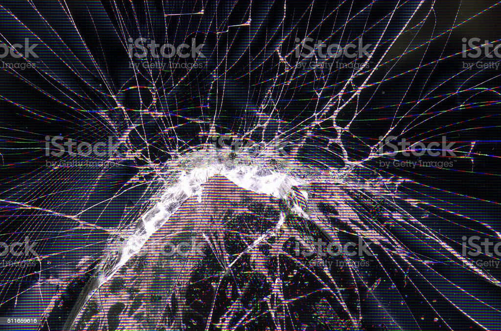 破碎玻璃，裂紋從中央點向外擴散。