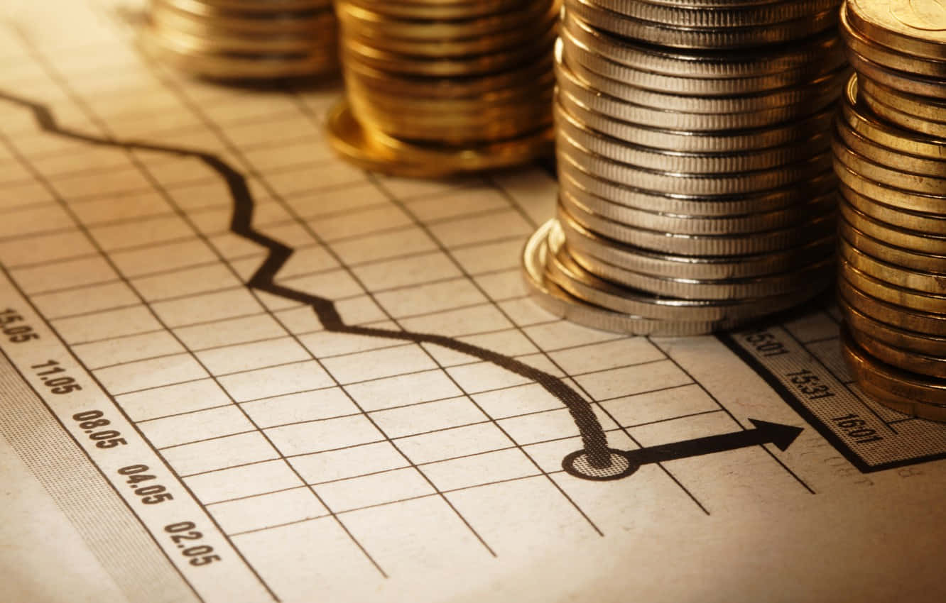 硬幣疊放於分級墊上 壁紙 — 一堆金幣和銀幣放在顯示急劇下跌趨勢的金融圖表上。