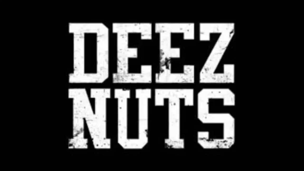 硬核朋克樂隊 Deez Nuts 的電力現場演出 壁紙 — 粗體白色磨損文字在純黑色背景上寫著「DEEZ NUTS」。