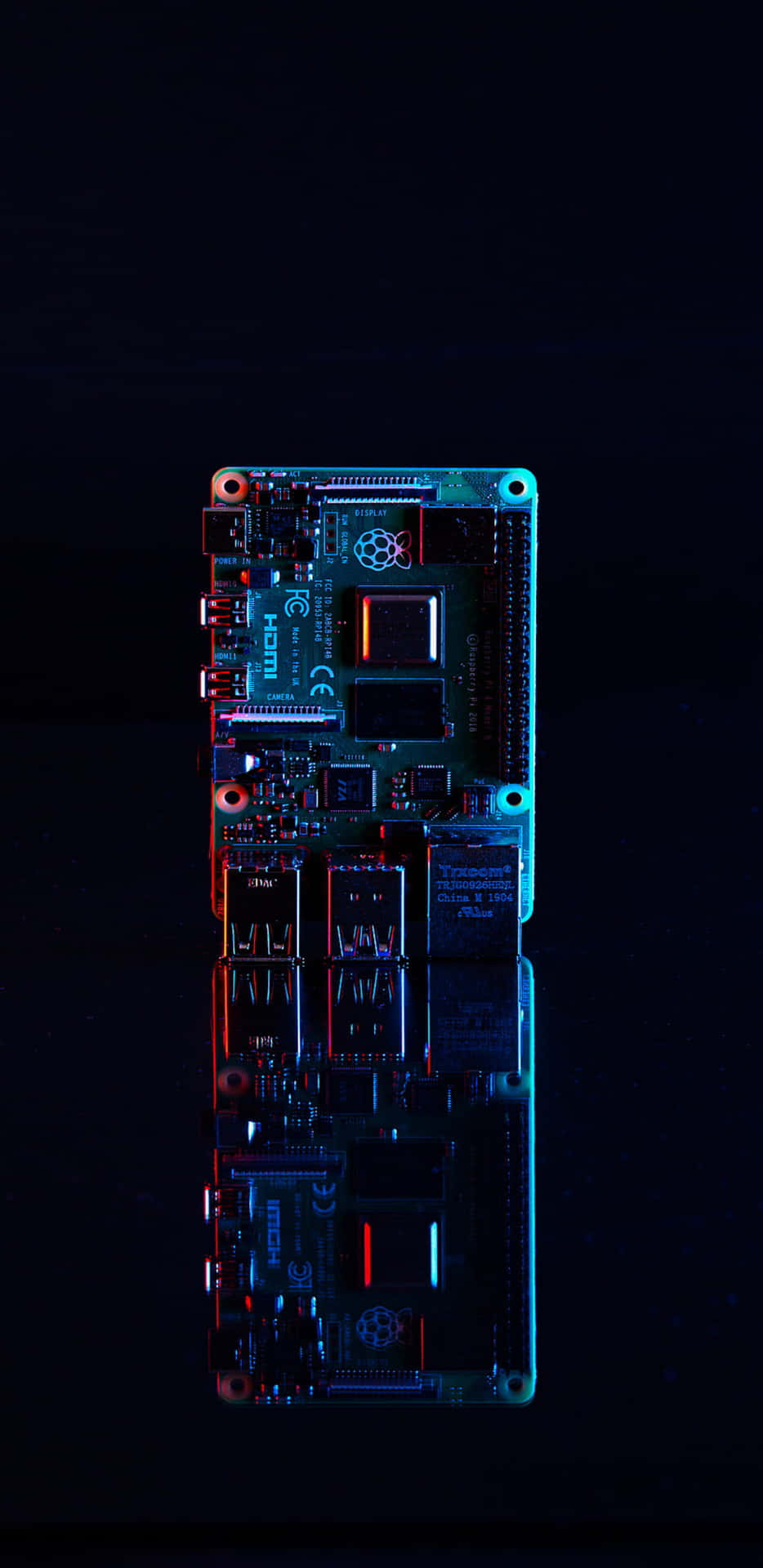 發光的 Raspberry Pi 主機板，在黑色背景上帶有霓虹燈光。