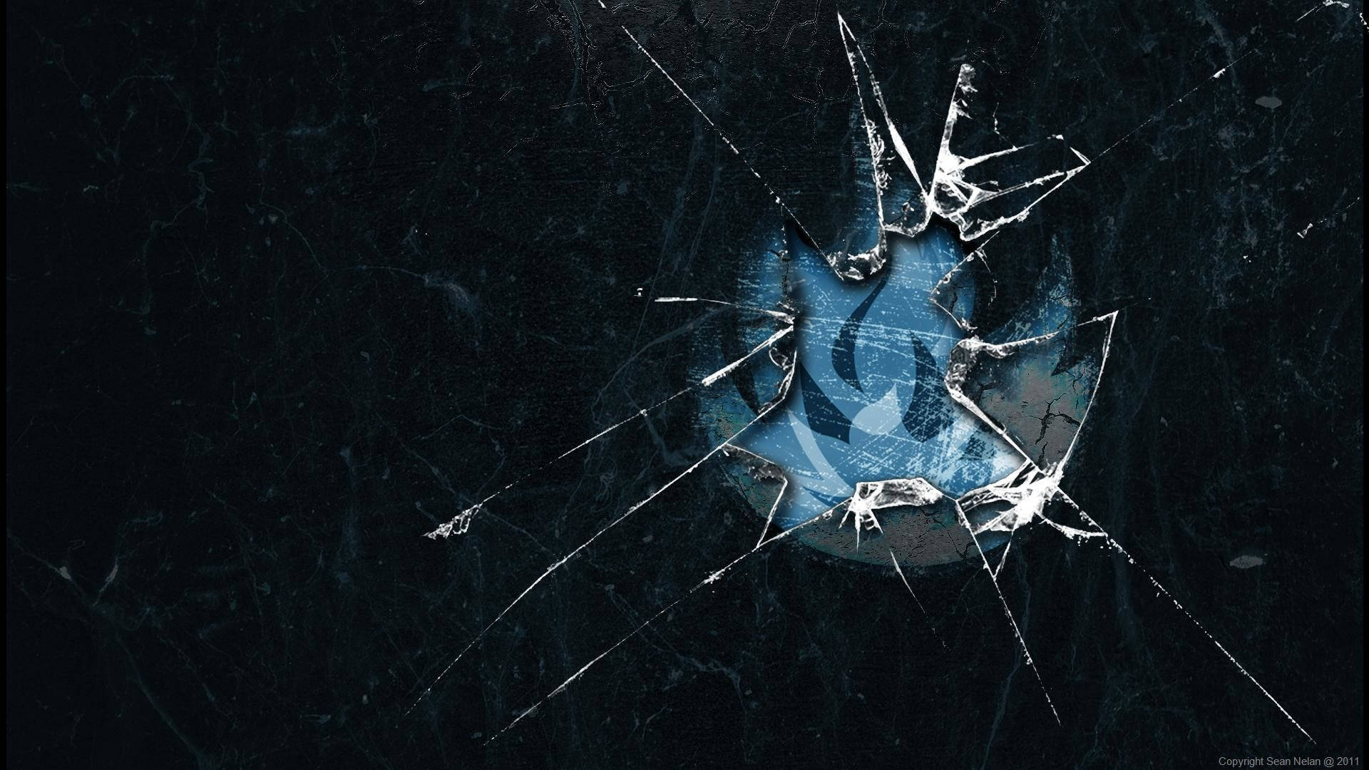 碎玻璃露出藍焰牆面 壁紙 — 碎裂玻璃效果在深色紋理背景上顯現出一個發光的藍色抽象符號。