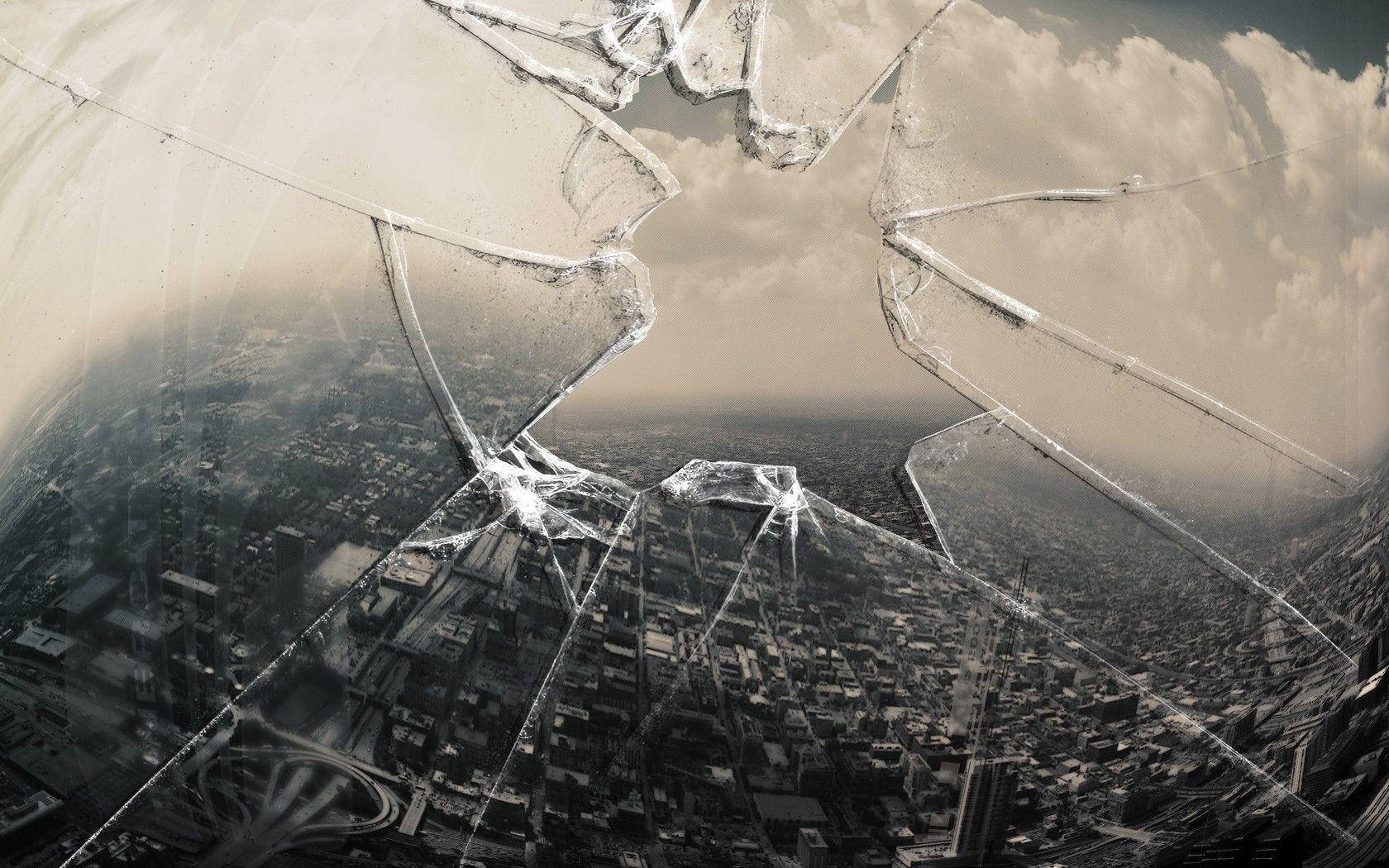 Broken Computer Screen 桌布 壁紙 — 碎裂玻璃的視野展現出在 sepia 色調的陰天下蔓延的城市景觀。