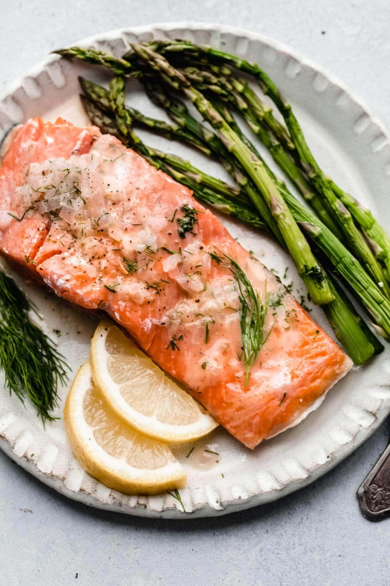 Salmon 桌布 壁紙 — 碟上三文魚柳配蒔蘿和洋蔥，伴以烤蘆筍和檸檬角。