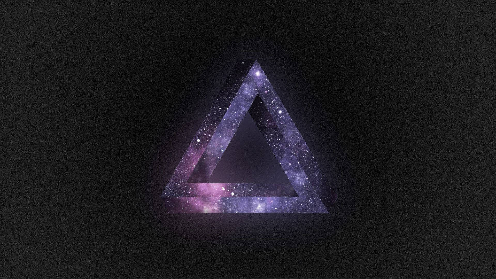 一個發光的紫色星系三角形在黑暗背景上漂浮於太空中。