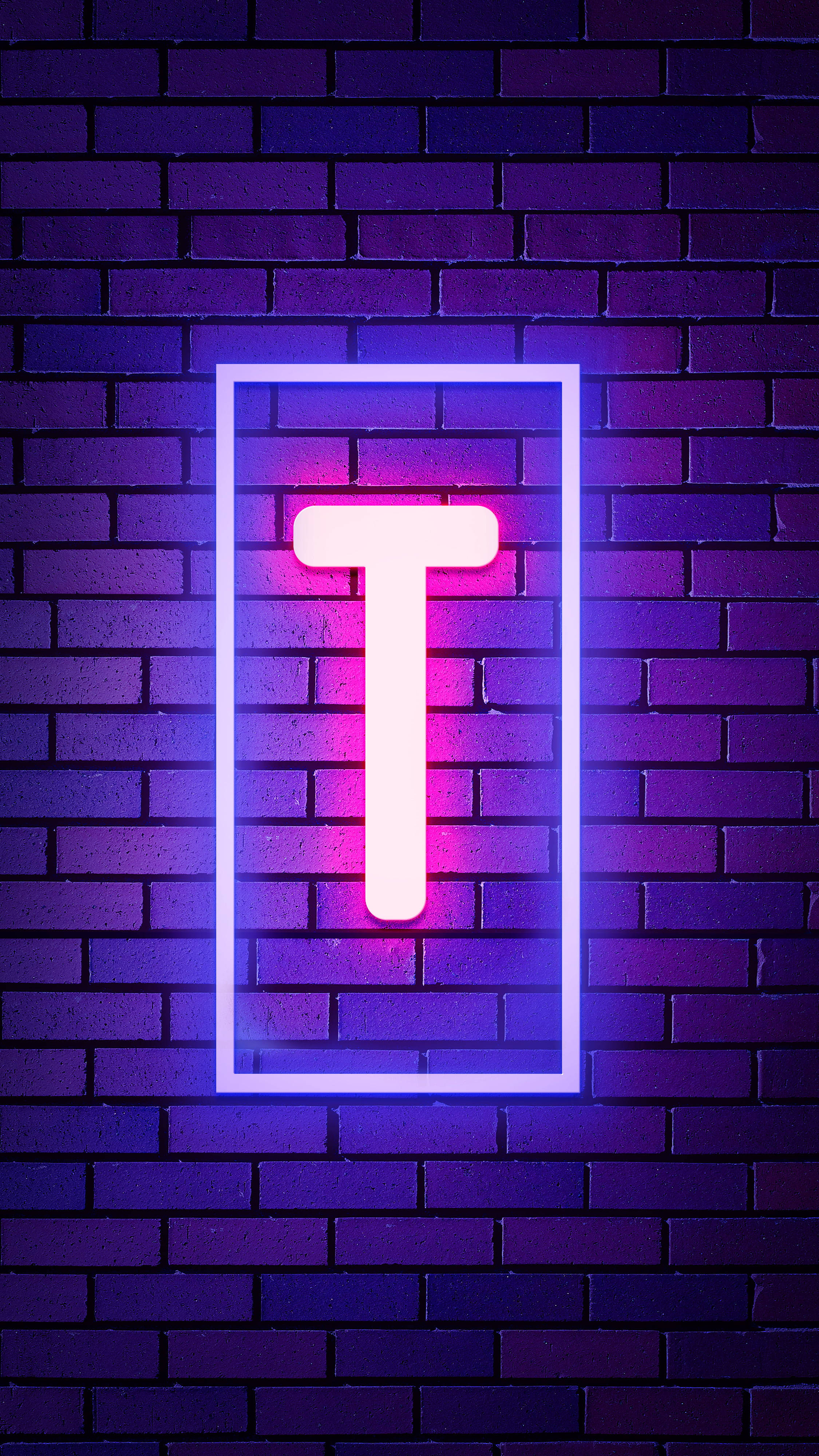 磚塊風格字母T 壁紙 — 一個發光的霓虹燈字母T，帶有粉紅色和藍色色調，安裝在深紫色磚牆上。