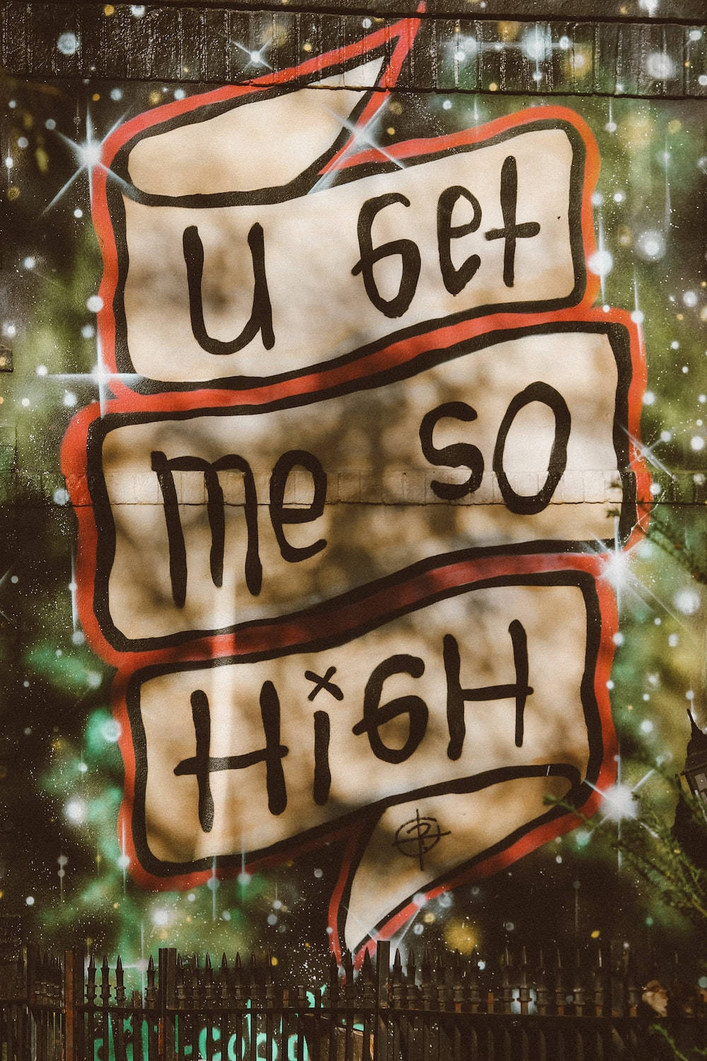 塗鴉 桌布 壁紙 — 磚牆上的塗鴉藝術，寫著「u get me so high」，帶有閃閃發光的閃粉效果，下方有圍欄。
