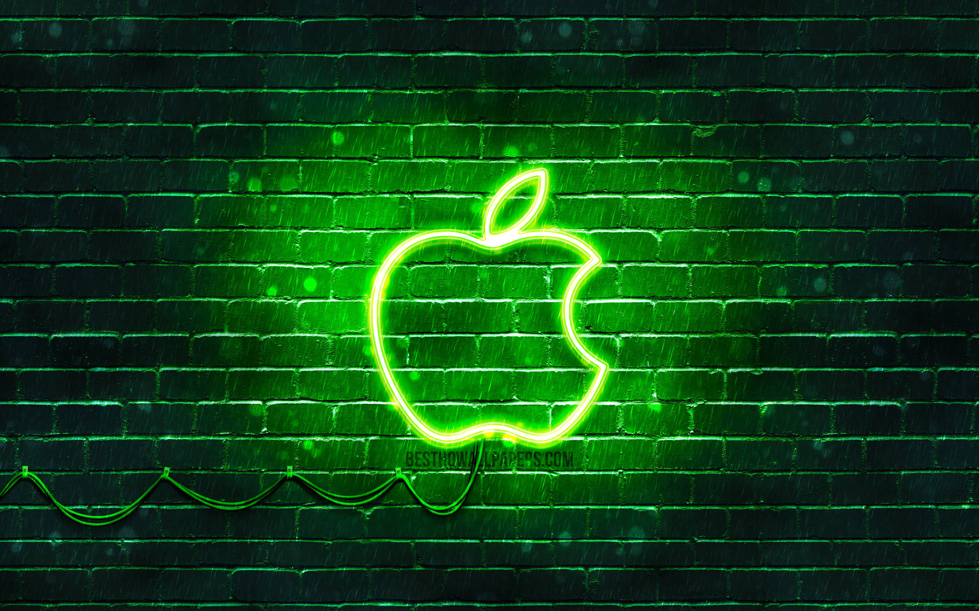 夜間潮濕磚牆上的霓虹綠色Apple標誌