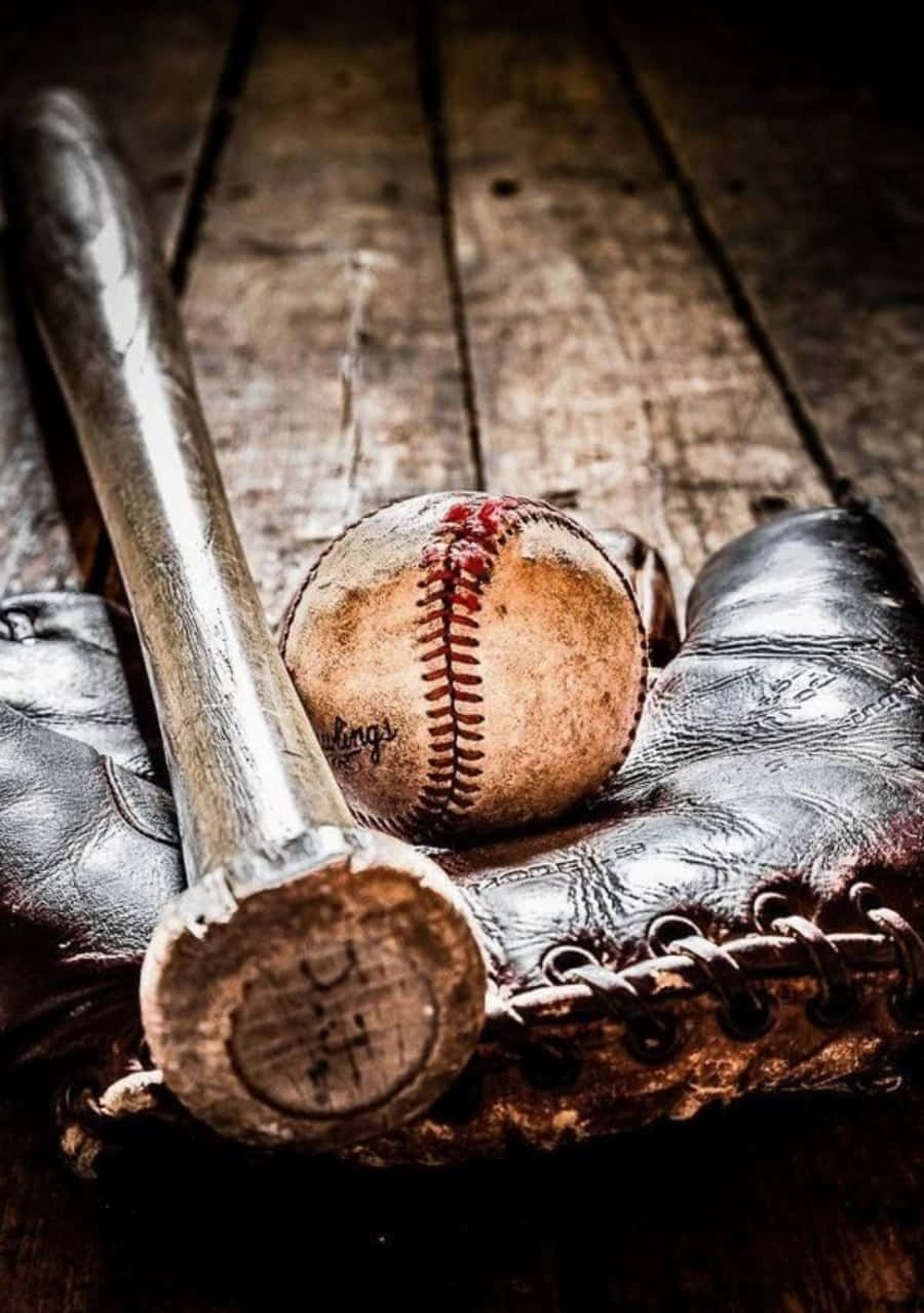 Cool Baseball 桌布 壁紙 — 磨損嘅棒球手套同波放喺風化嘅木板上，喺溫暖戲劇性嘅燈光下。