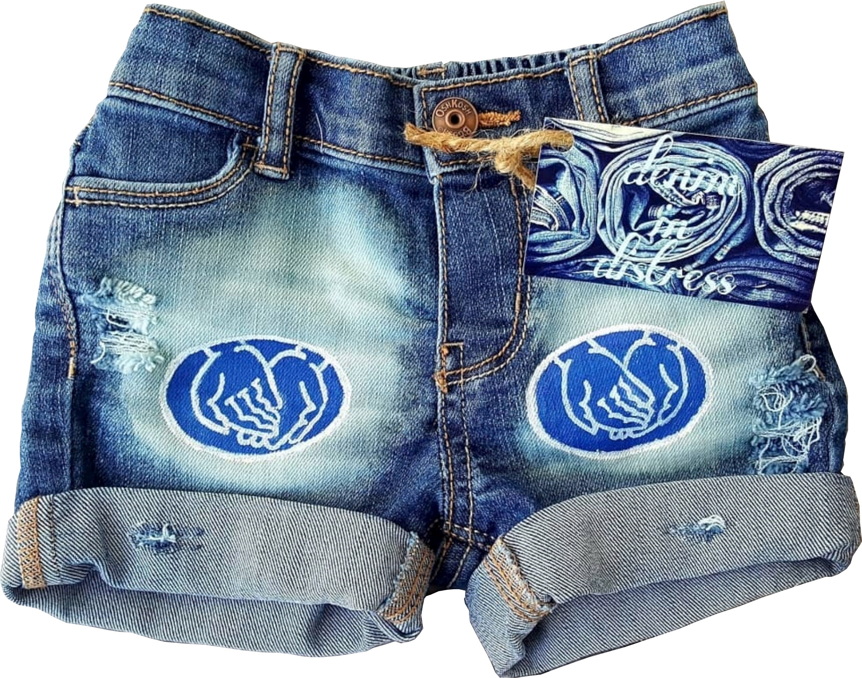 磨損牛仔短褲配刺繡 壁紙 — 黑色背景上，帶有捲邊和藍色刺繡握手補丁的破舊牛仔短褲。