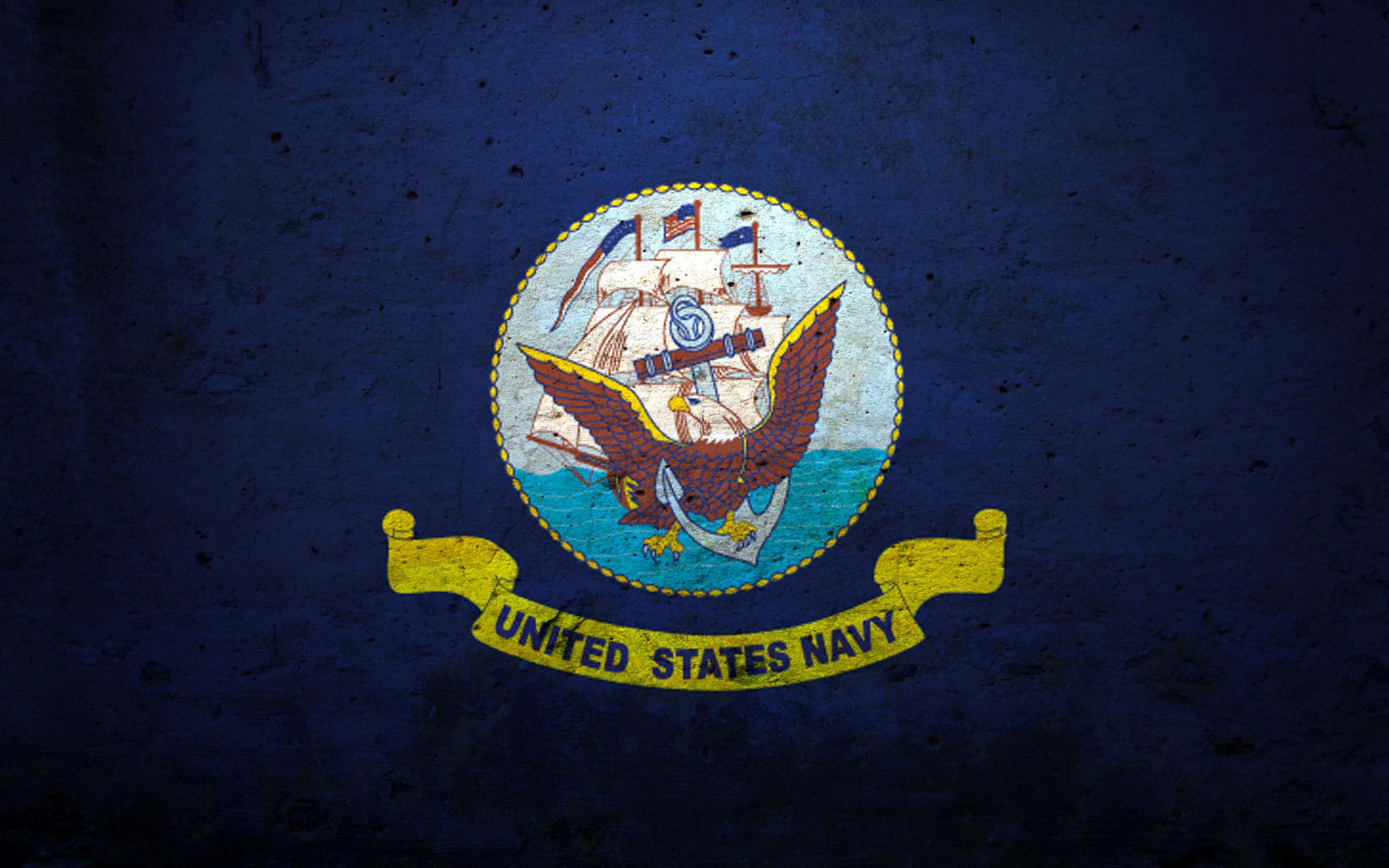 Navy 桌布 壁紙 — 磨損的海軍藍旗幟，帶有美國海軍徽章，徽章上有鷹、船和橫幅，背景為有紋理的布料。