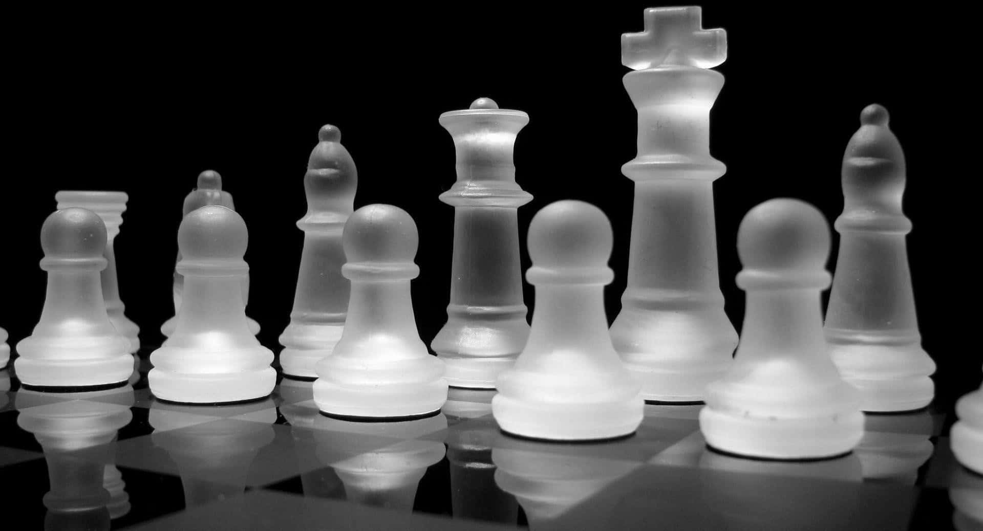 國際象棋 桌布 壁紙 — 磨砂玻璃國際象棋棋子排成一排，放在黑色背景的反射表面上。