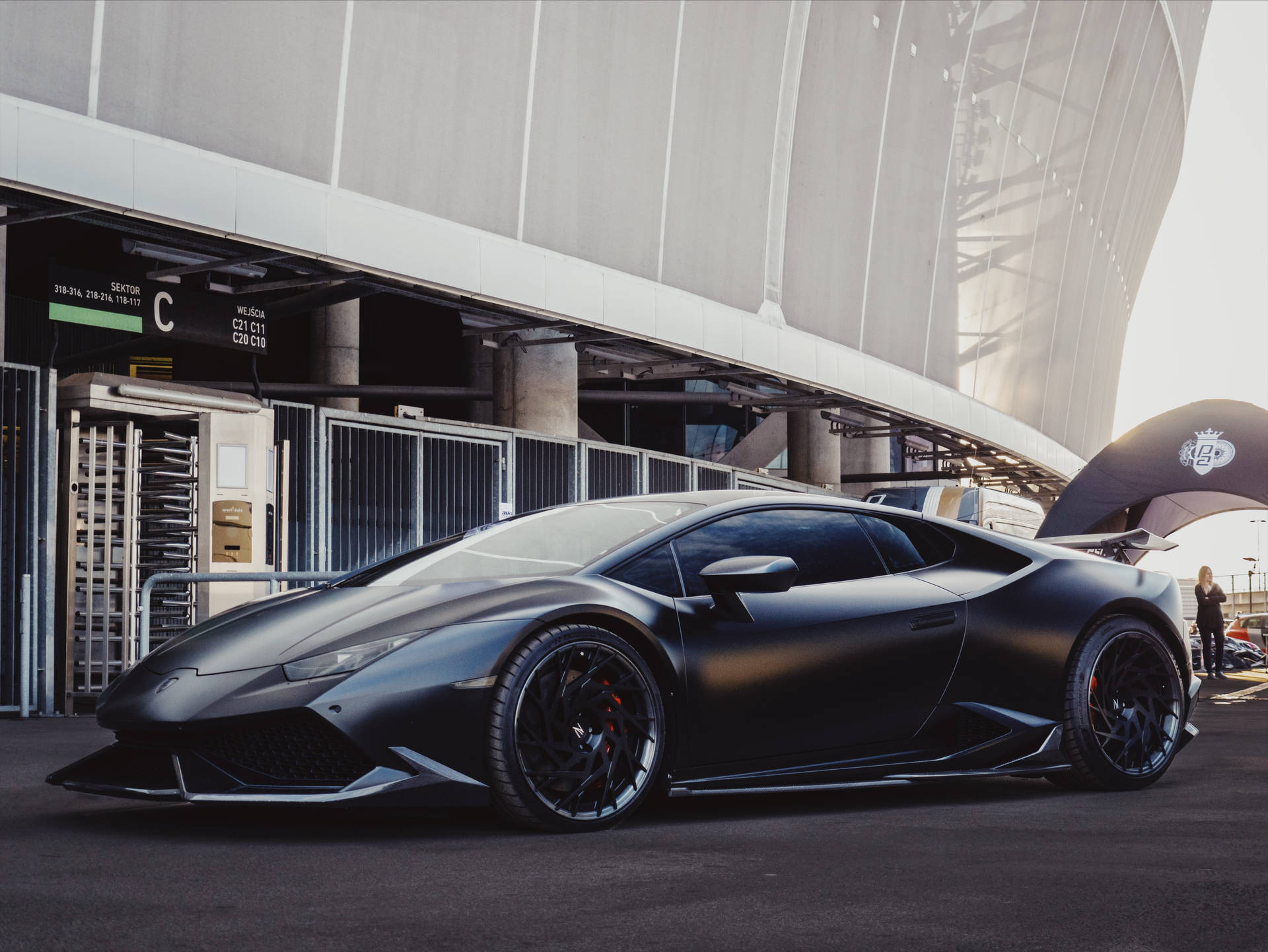 啞光黑色林寶堅尼 Huracán 停泊在體育館入口。