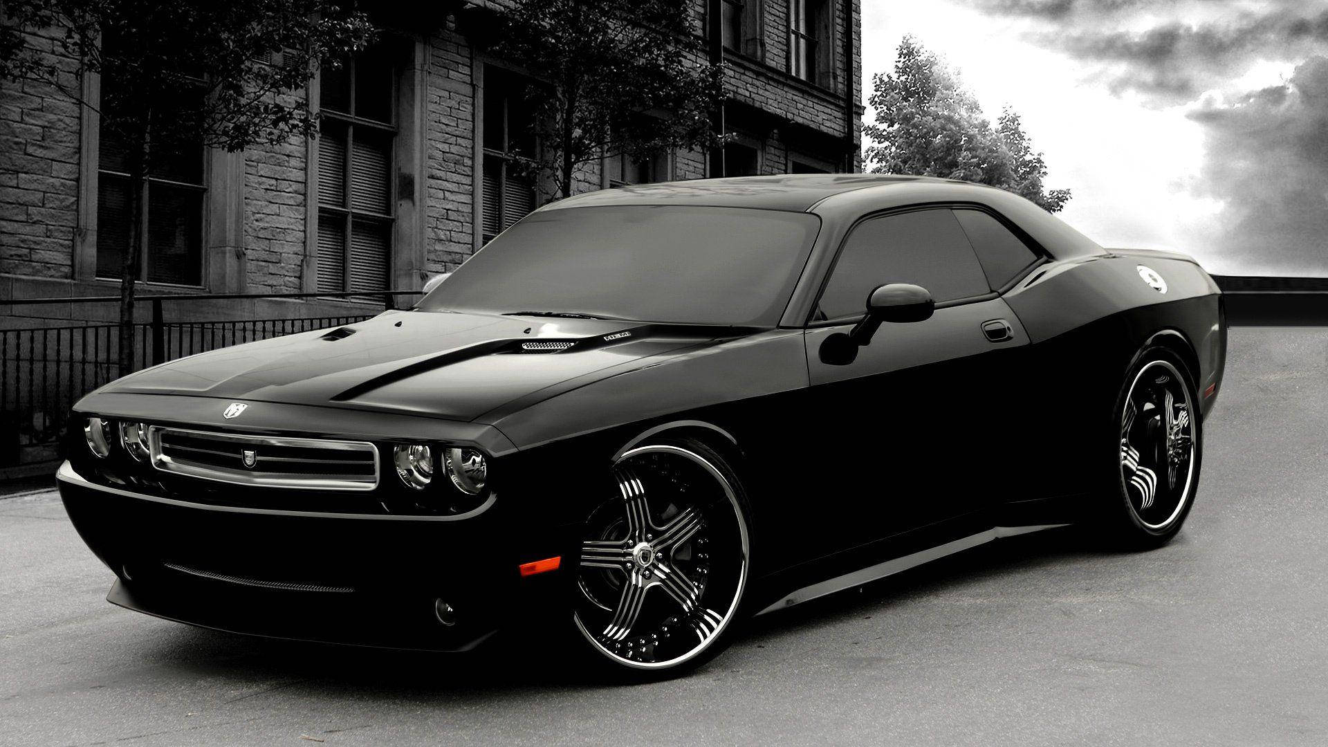 黑色道奇挑戰者跑車，配備定制輪圈，停在城市街道上。 — Dodge challenger GIF 壁紙