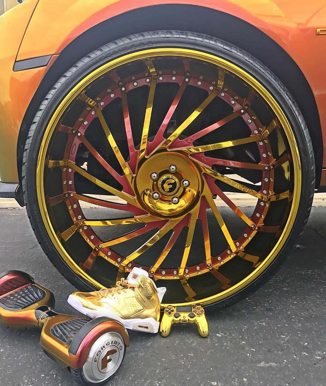 金色和橙色定制汽車輪圈，搭配相配的懸浮滑板運動鞋和控制器。