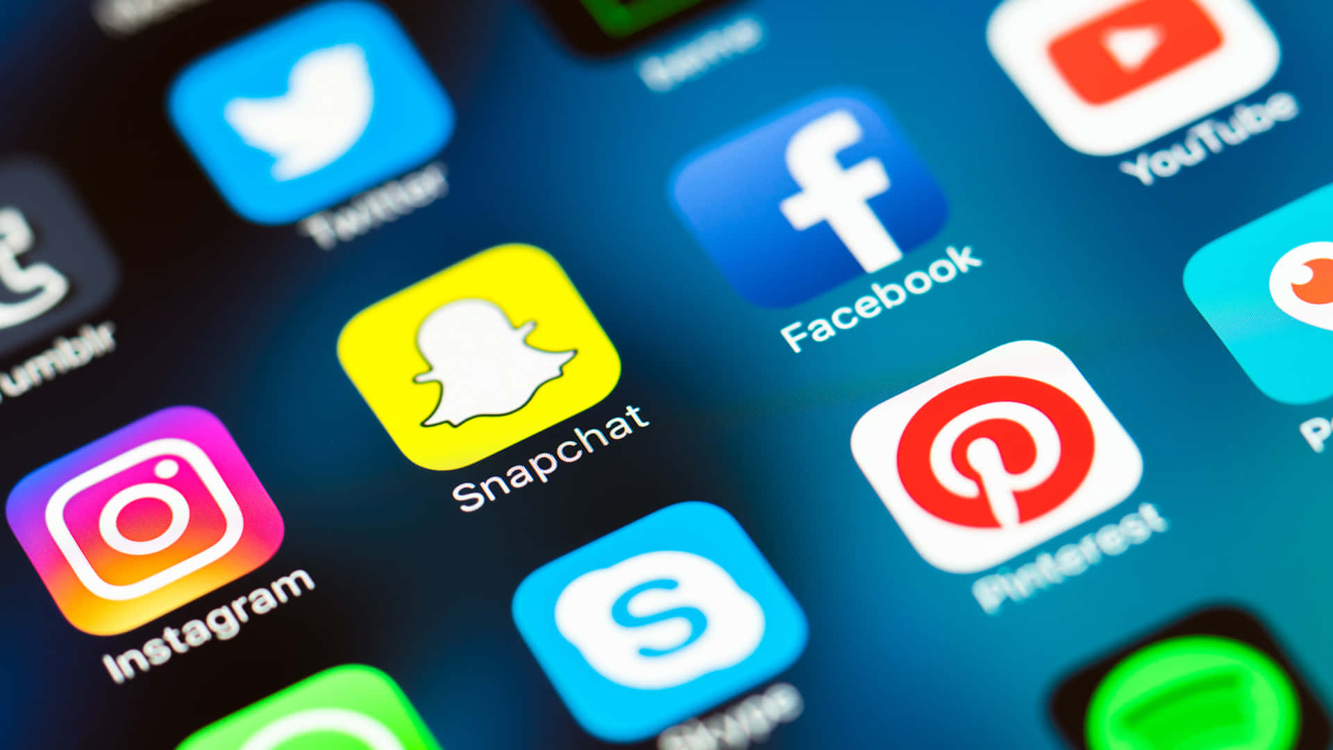 智能手機屏幕顯示社交媒體應用程式圖標，如 Instagram、Snapchat 和 Facebook。
