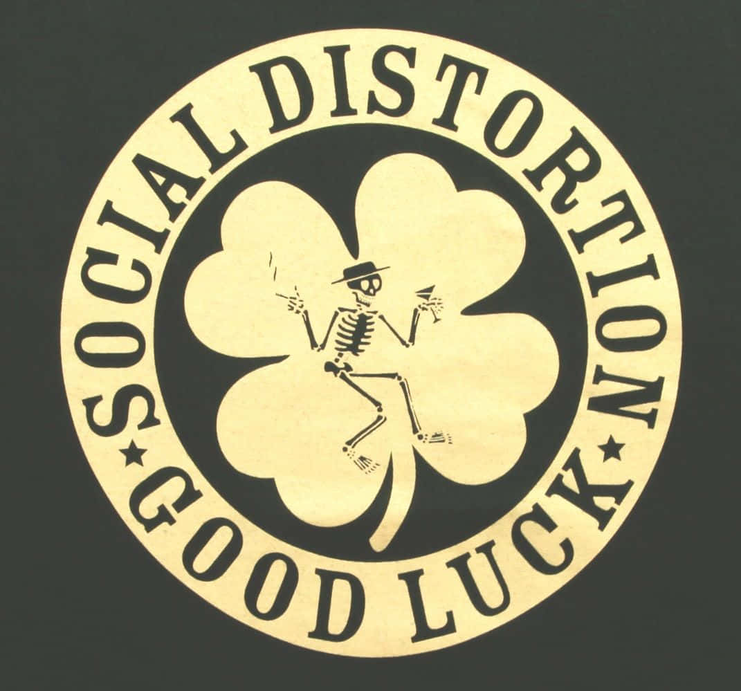 一個戴帽子的骷髏在四葉草內跳舞，帶有「Social Distortion Good Luck」文字。