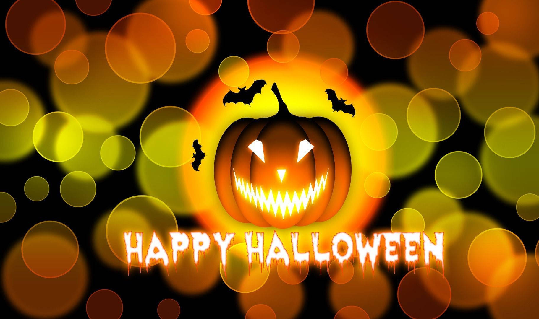 Happy Halloween 文字搭配發光的傑克南瓜燈和蝙蝠，背景為溫暖的散景。