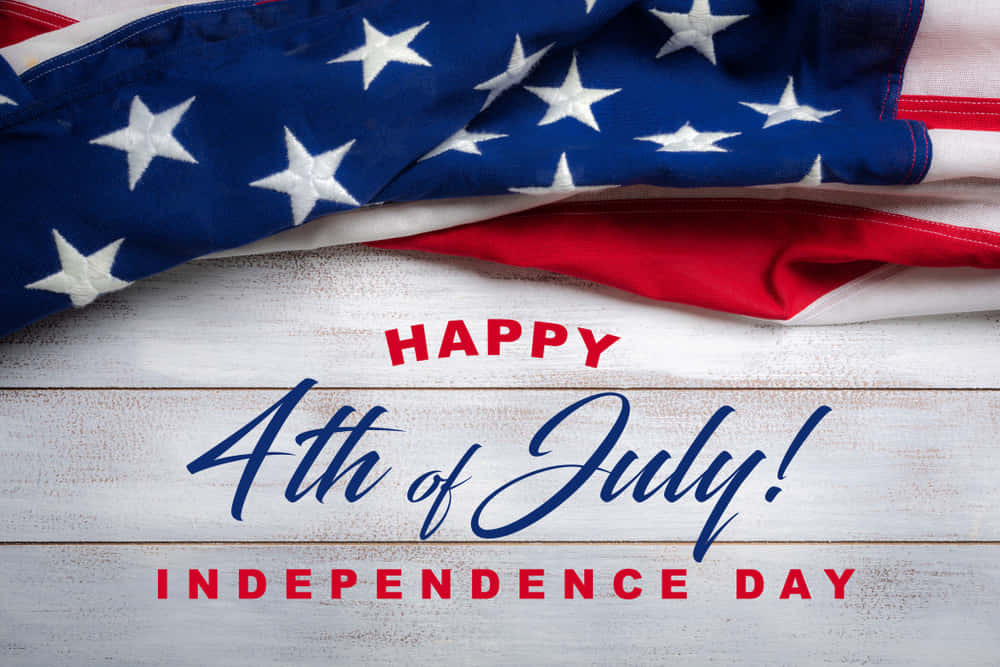 美國國旗在風化木頭上帶有『Happy 4th of July Independence Day』文字。