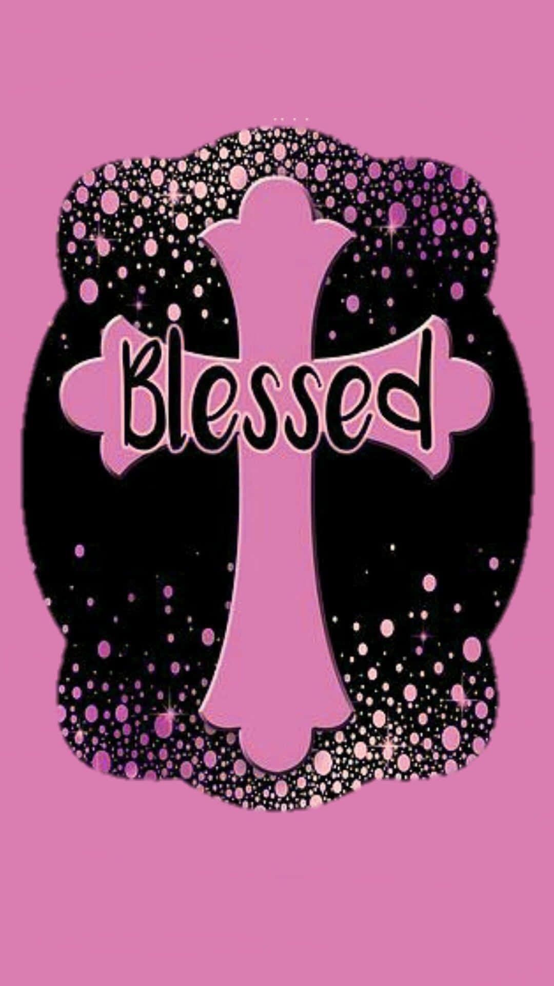 粉紅色十字架，上面有閃亮的黑色和粉紅色寫著「blessed」一詞。