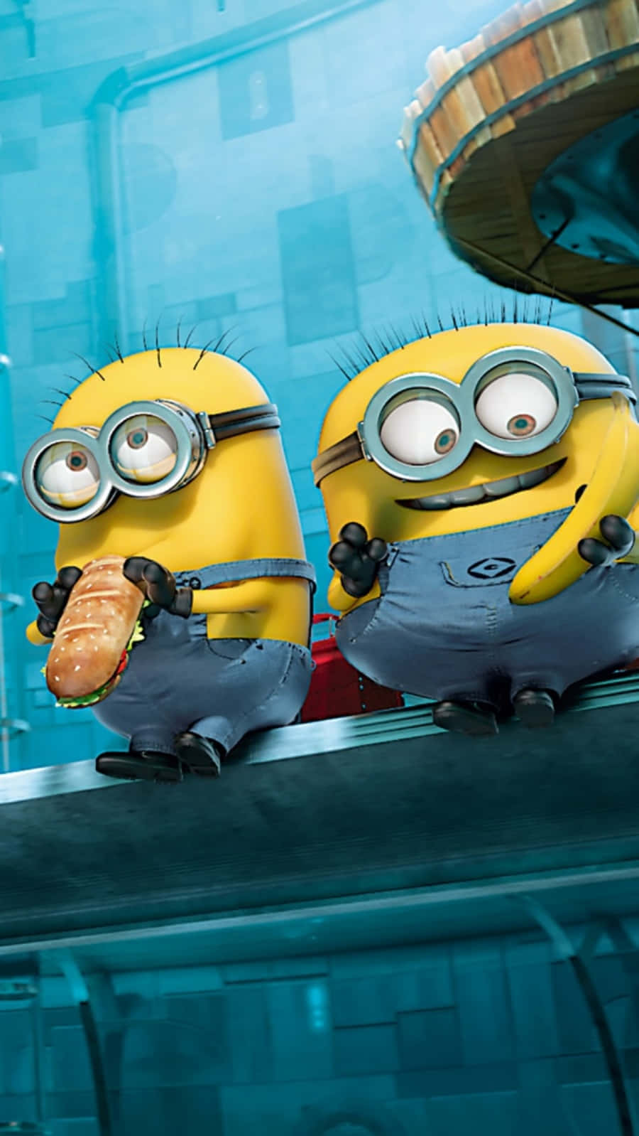 兩個Minions在藍色工業環境中的金屬邊緣上開心地吃三明治。