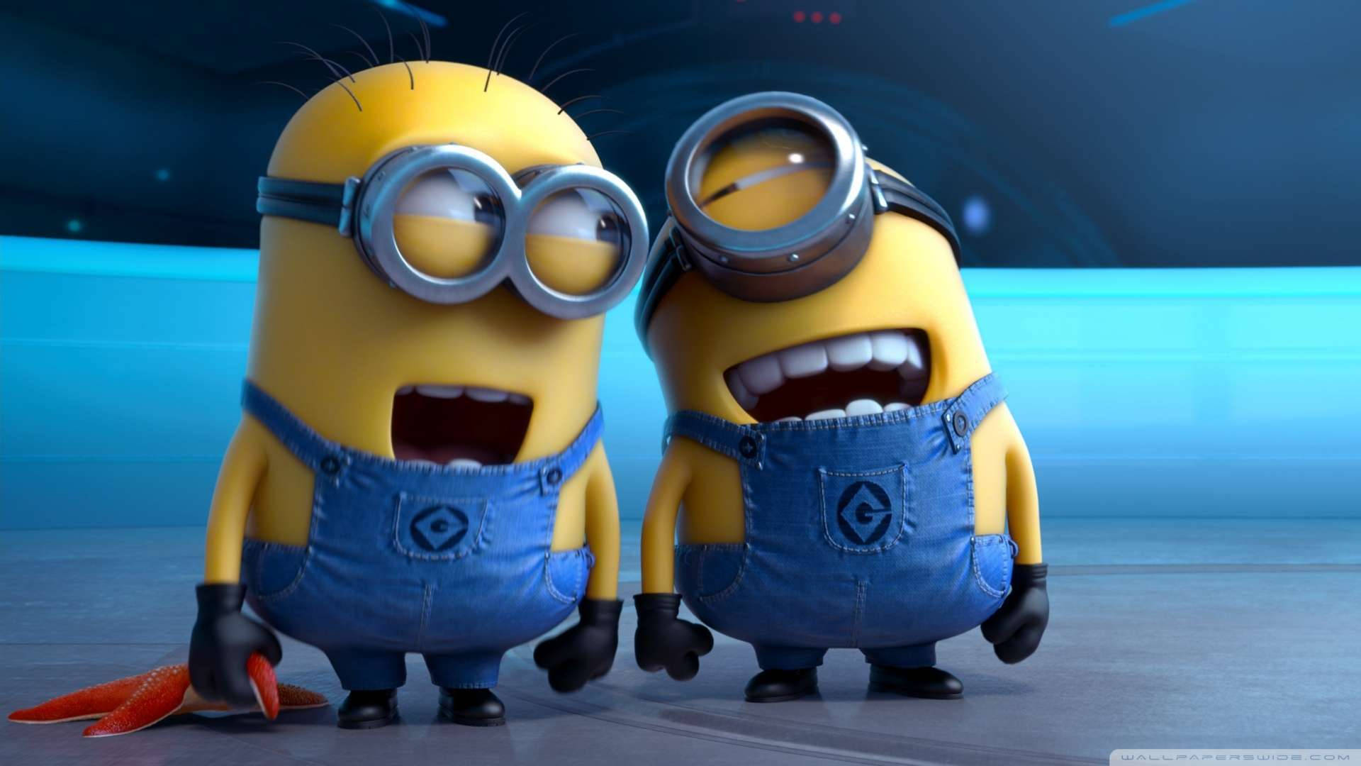 兩個Minions在未來實驗室中睜大眼睛、張開嘴巴大笑。