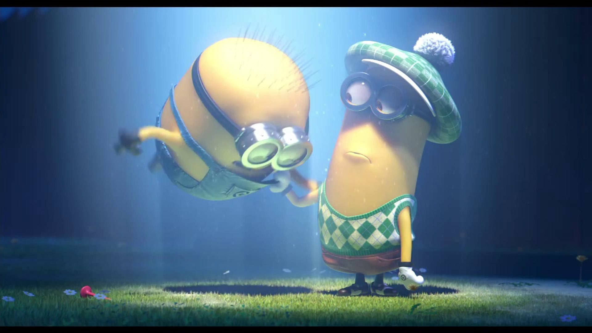 兩個卡通 minions，一個穿著綠色格仔服裝和帽子站立，另一個在藍色聚光燈下漂浮。