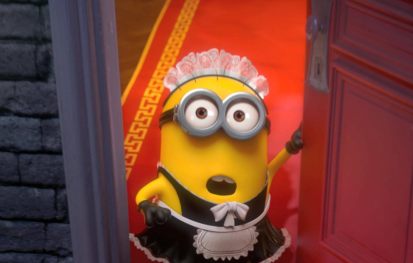 一個驚訝的穿著女傭服的黃色Minion從門縫中偷看。