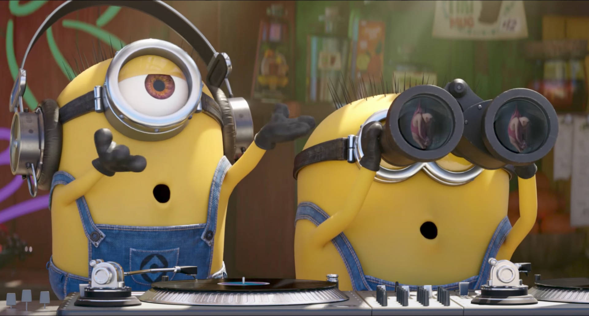 兩隻Minions戴著耳機和望遠鏡在唱盤前打碟。