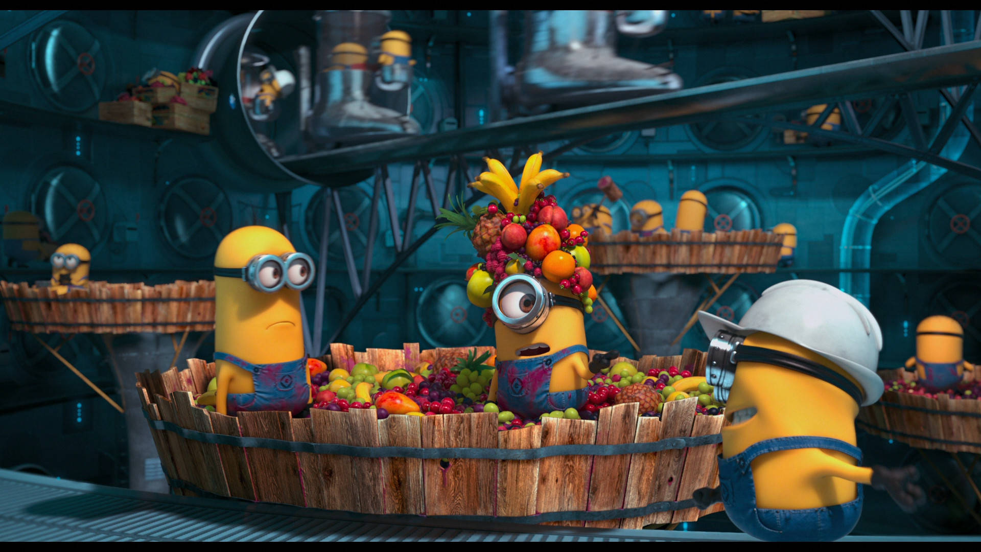 三個Minions在實驗室中，有一個水果桶和一個戴著水果皇冠的Minion。