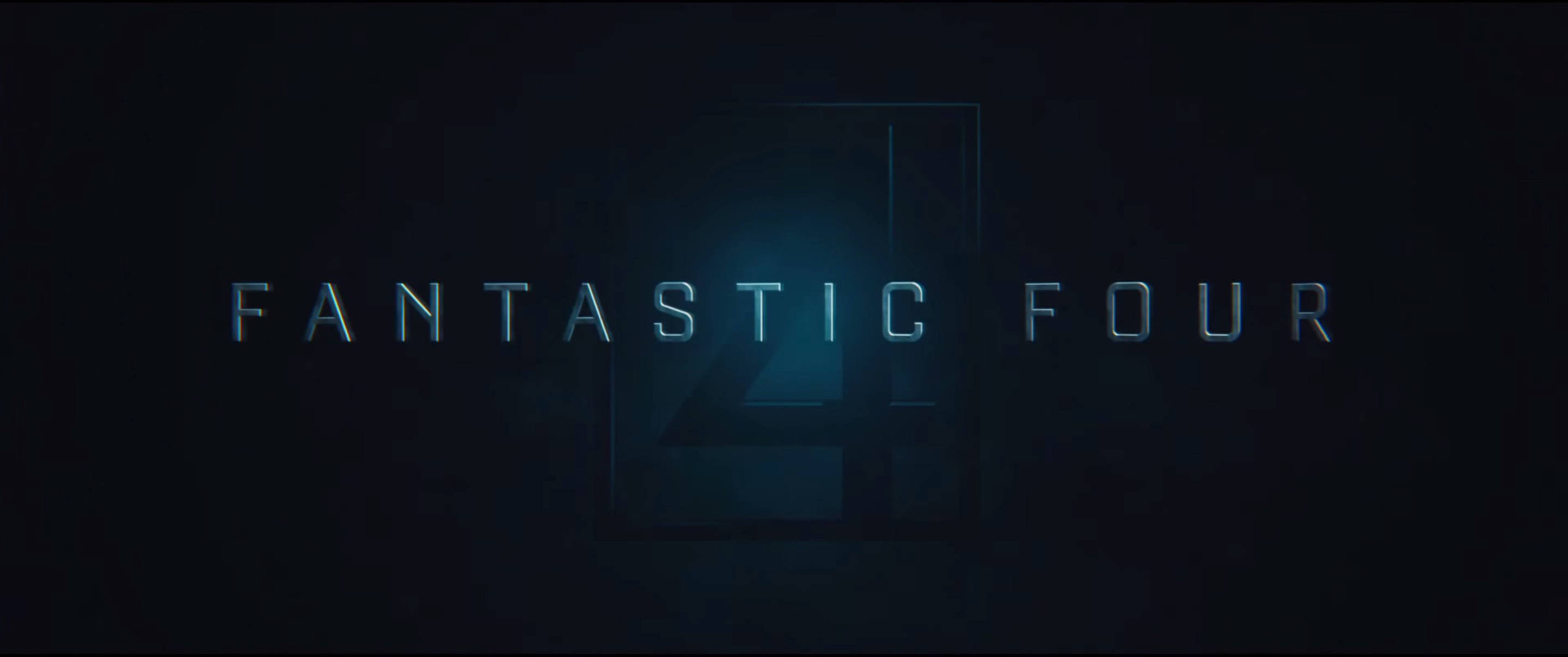 《神奇四俠》2015電影標誌 壁紙 — 發光藍色金屬文字顯示「FANTASTIC FOUR」，背景為深色，背後有微弱發光的數字四。