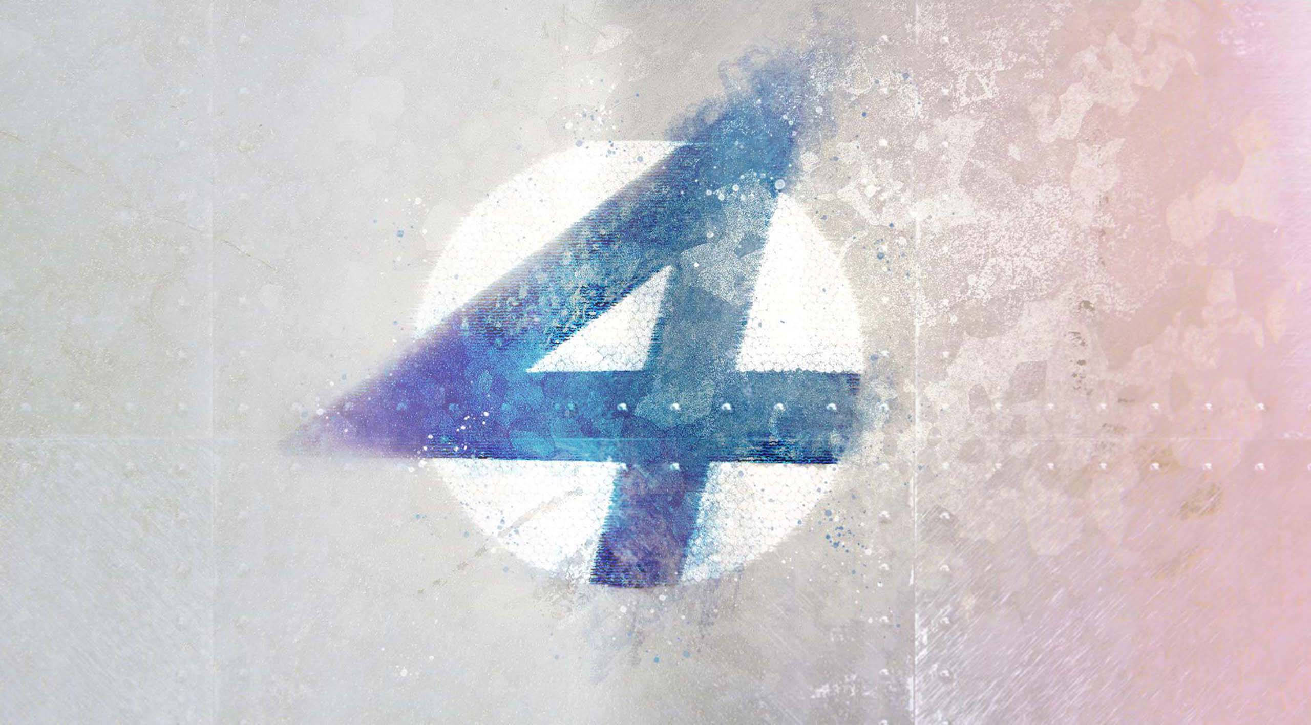 神奇四俠宇宙射線標誌 壁紙 — 一個風格化的藍色數字4標誌，帶有白色圓形背景，以及在柔和漸變背景上的紋理水彩潑濺效果。
