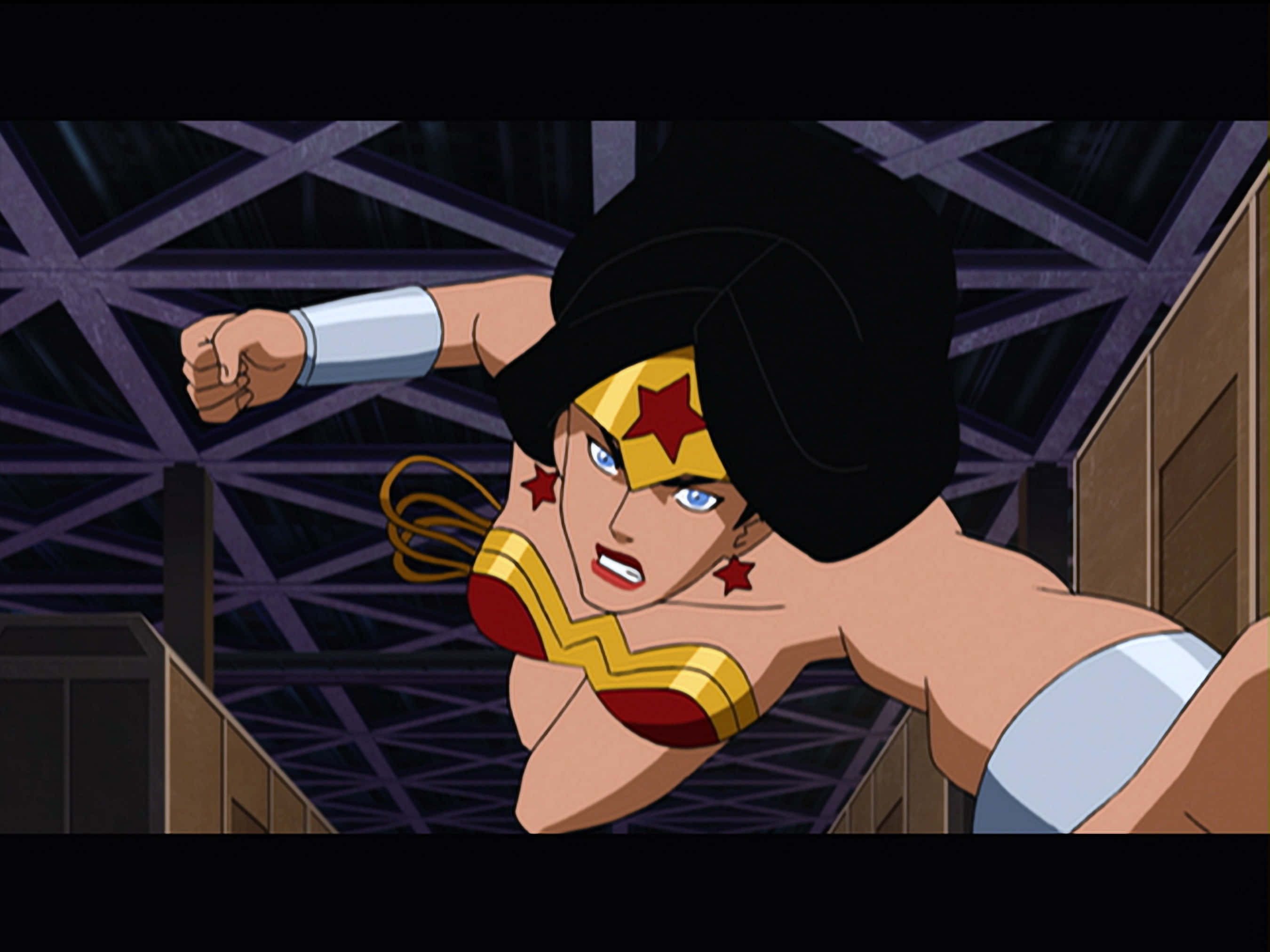 Justice League Doom 桌布 壁紙 — 神奇女俠以動感動作姿勢，握緊拳頭，表情堅定，背景為黑暗的工業天花板。