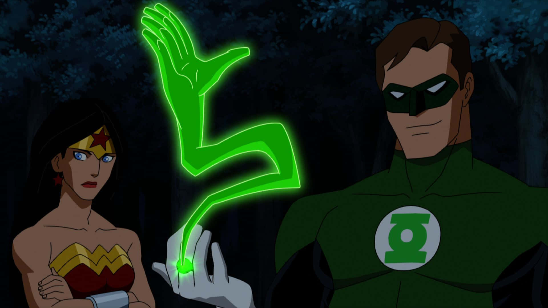 Justice League Doom 桌布 壁紙 — 神奇女俠與綠燈俠站在黑暗的森林中，綠燈俠從手指投射出一個發光的綠色手掌。