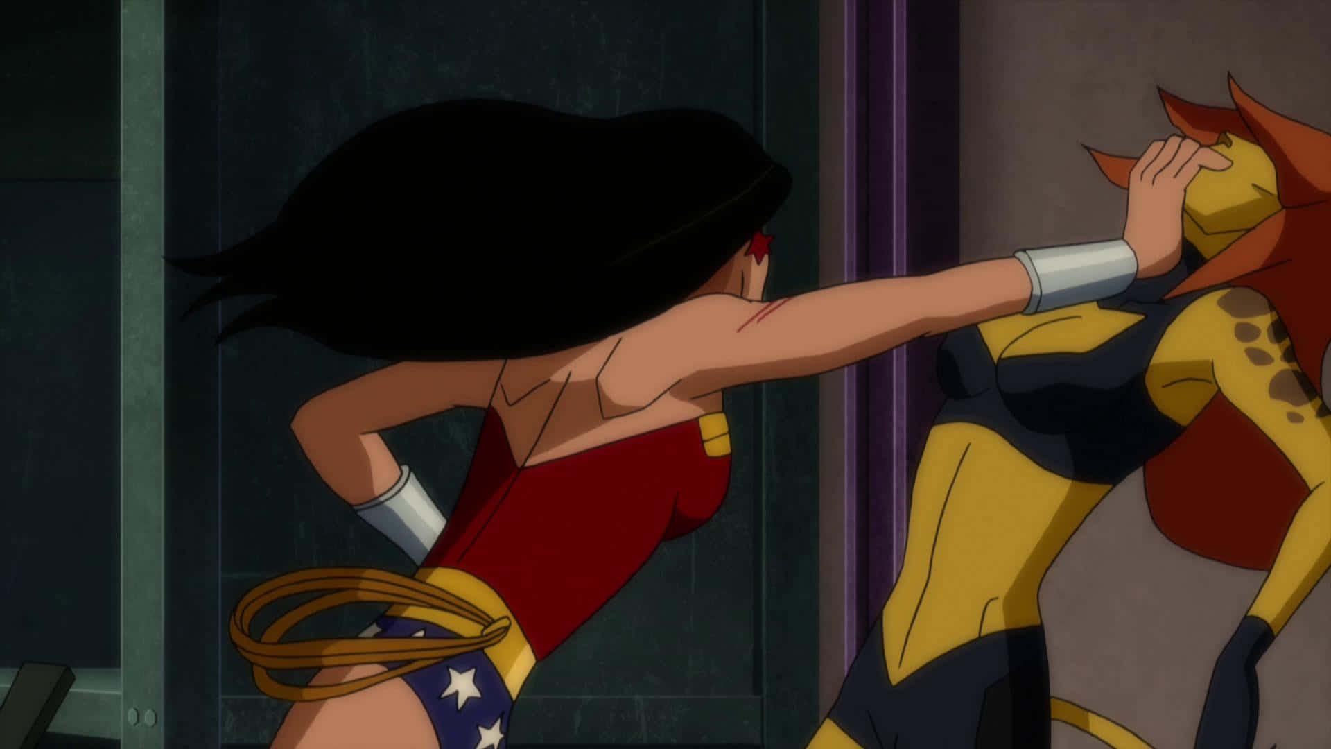 Justice League Doom 桌布 壁紙 — 神奇女俠身穿紅藍戰衣，在昏暗的室內環境中向身穿黃黑戰衣的對手揮出強力一拳。