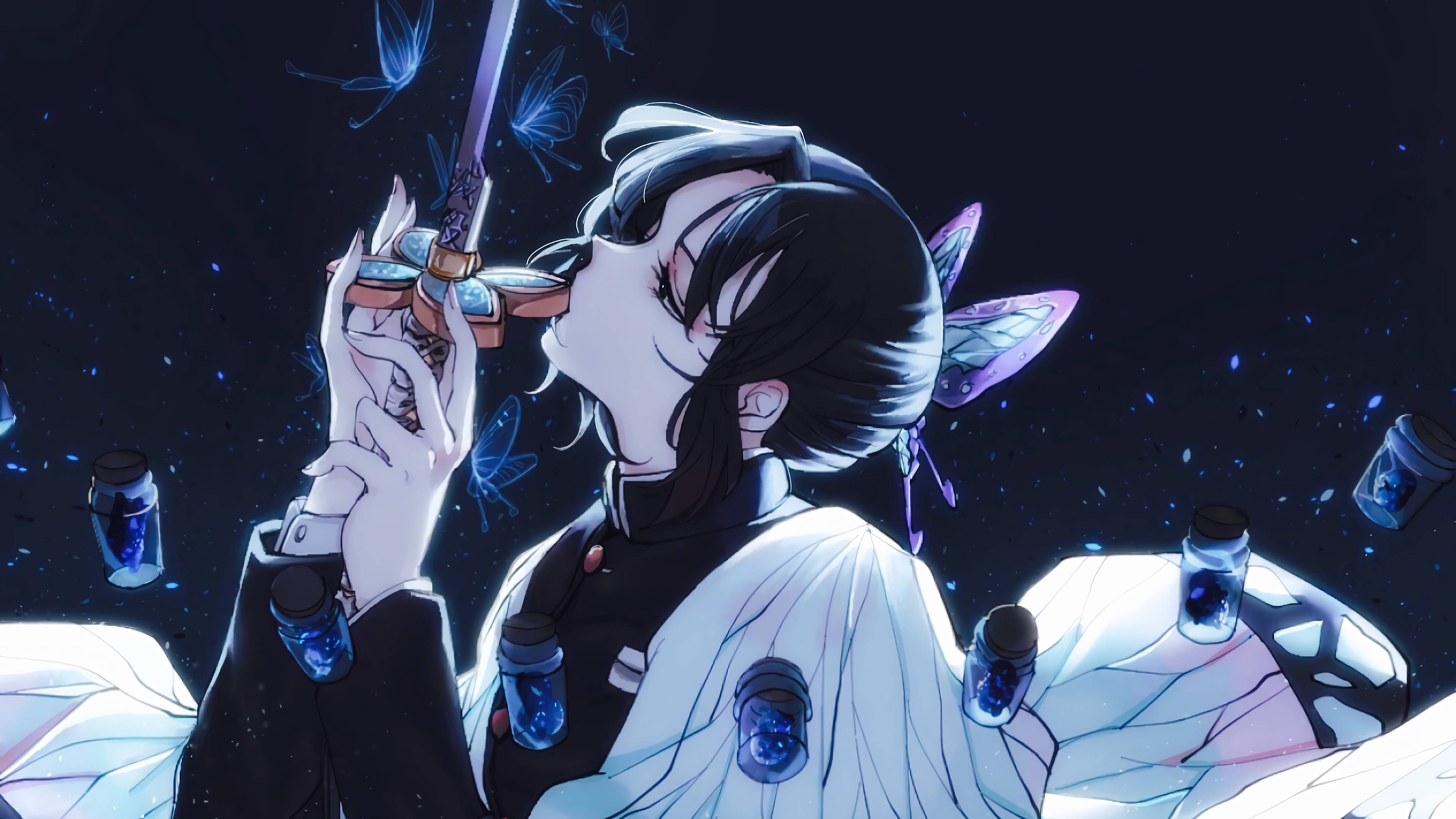 神崎葵親吻日輪刀 壁紙 — 一位黑髮動漫女孩穿著白色和黑色服裝，在發光的藍色蝴蝶和漂浮的罐子環繞下親吻一把劍。