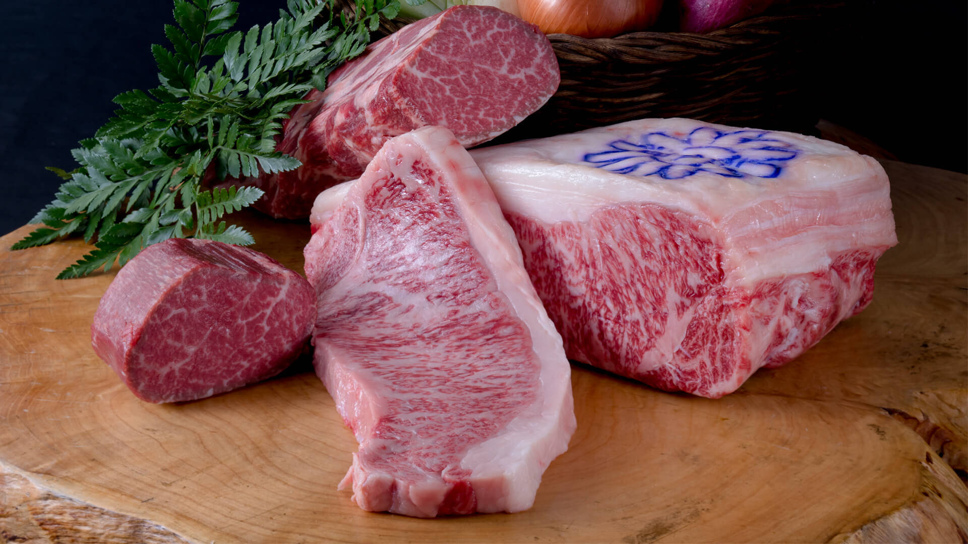 高品質大理石紋牛肉片放在木砧板上，配有裝飾。