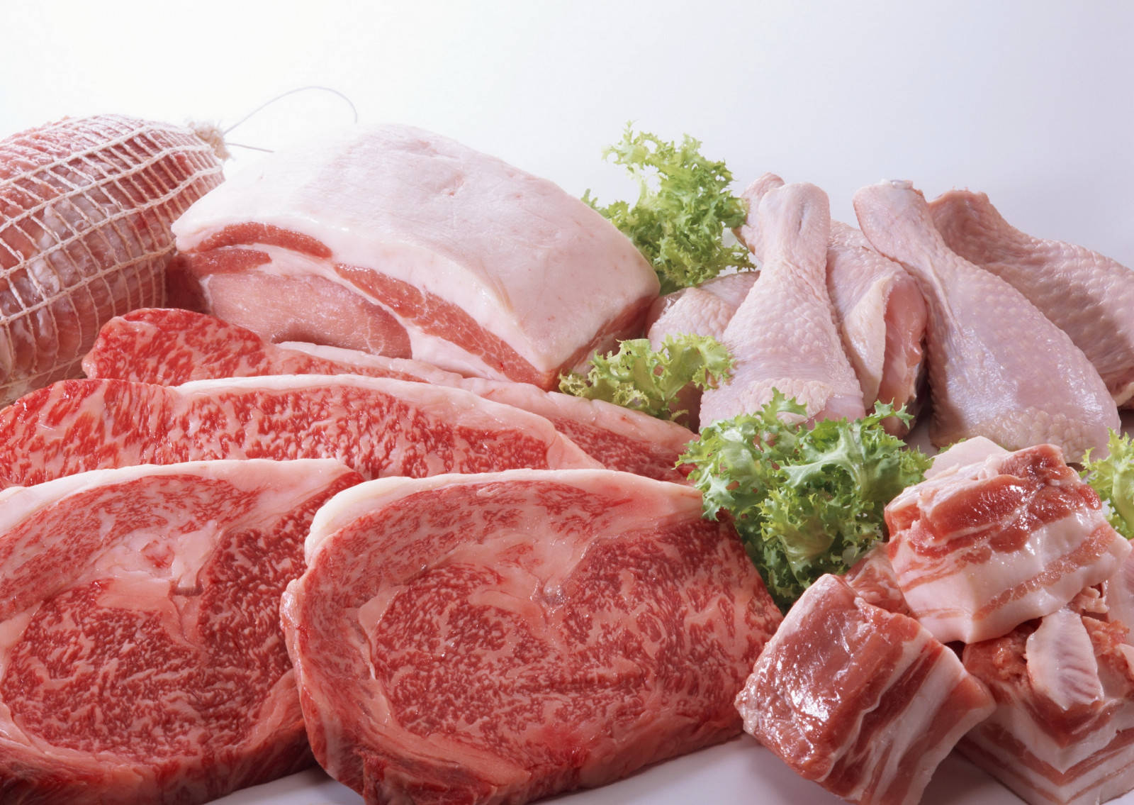 各種生肉，包括牛肉、雞肉和豬肉，配以生菜裝飾。