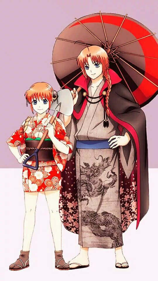 神樂與神威身著傳統服飾 壁紙 — 兩個穿著傳統日本服飾的動漫角色並肩而立，一個拿著鏟子，另一個拿著雨傘，背景是柔和的薰衣草色。