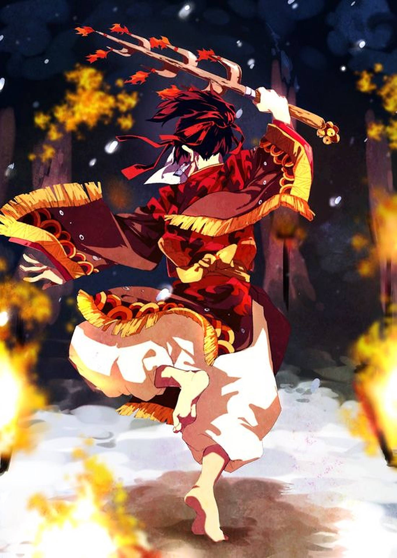神火舞 和服美女 壁紙 — 一位紅髮動漫戰士身穿紅金鎧甲，手持火焰三叉戟，在黑暗雪景背景下動態躍起。