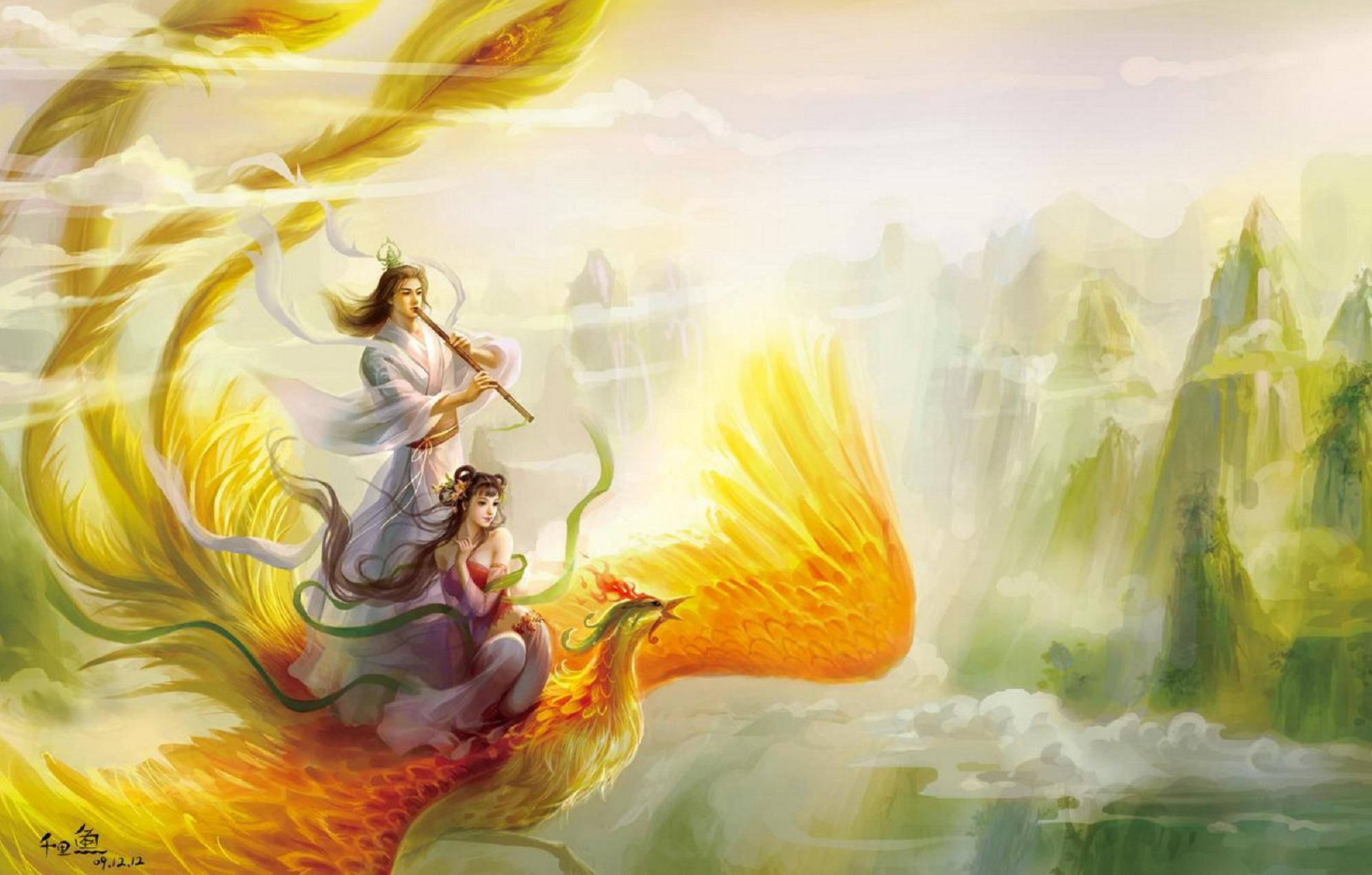 神祇與鳳凰烈焰雙翼 壁紙 — 一男一女騎著雄偉的金色鳳凰，穿過霧氣繚繞的山巒，天空柔和發光。