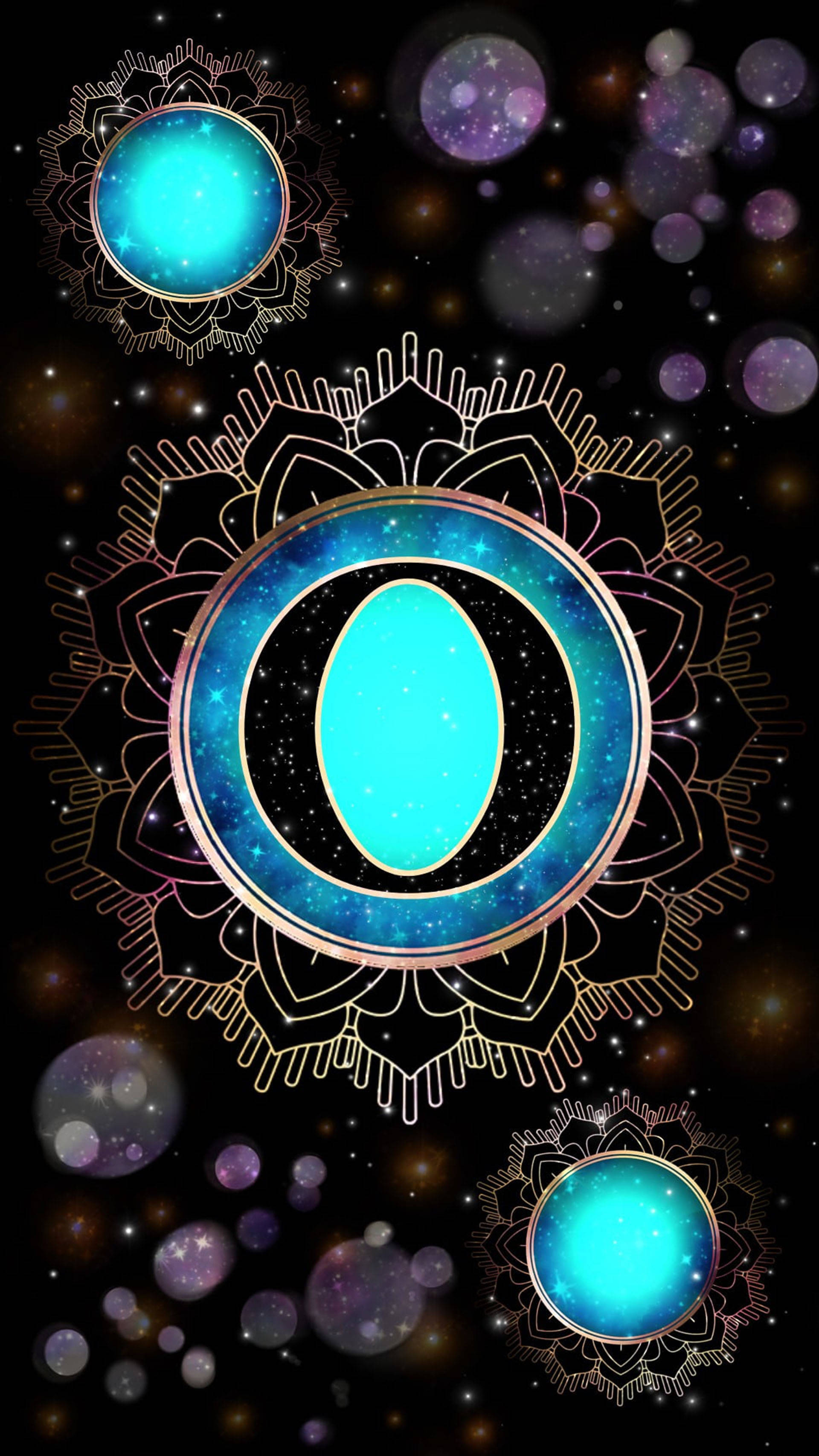 神祕字母O 壁紙 — 一個宇宙曼陀羅，帶有發光的青綠色球體和金色花絲，背景是帶有紫色散景的星空黑色背景。